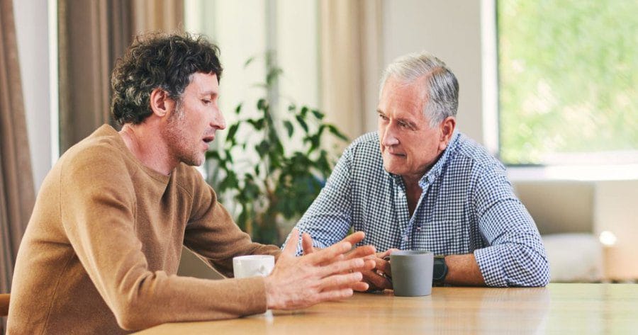 Strategie per parlare con un genitore anziano che rifiuta l’assistenza
